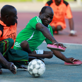 Víctimas de polio en un partido de fútbol benéfico en Abuja, Nigeria. / REUTERS