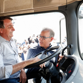 Bolsonaro y su ministro de Minas y Energía, el almirante Bento Albuquerque, probando un camión movido a gas natural. ALAN SANTOS/ PRESIDENCIA REPÚBLICA. 17/08/20.