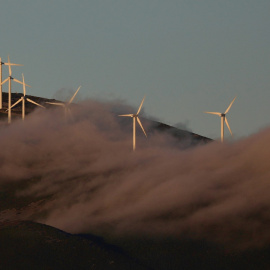 Las turbinas eólicas utilizadas para generar electricidad se ven en la cumbre de El Palo, cerca de Pola de Allande, España. (REUTERS)