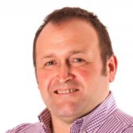 Insultos del portavoz del PP en La Granja al Gobierno: "Así reviente Sánchez y sus 22 parásitos"