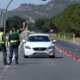 Guardias civiles controlando las entradas de vehículos a Íscar en el primer confinamiento, que empezó el 2 de agosto. /EFE