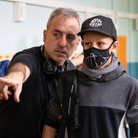 El director David Ilundain con uno de los niños de la película.- A CONTRACORRIENTE FILMS