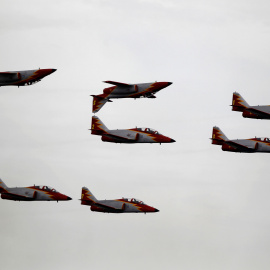 Aviojets C - 101 del grupo acrobático de la Fuerza Aérea Española Patrulla Aguila vuelan sobre una playa durante una exhibición aérea en Torre del Mar. REUTERS / Jon Nazca