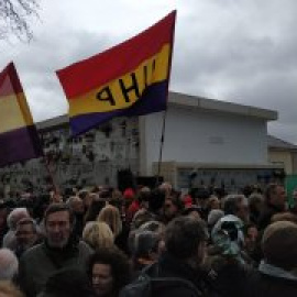 Unas 500 personas homenajean a Miguel Hernández para pedir que se mantenga el memorial a las víctimas del franquismo