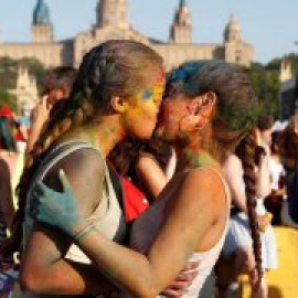 Desenes de milers de persones omplen el centre de Barcelona per reivindicar els drets de les persones LGTBI