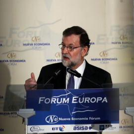 El presidente del Gobierno Mariano Rajoy, durante la presentación de la presidenta de la Comunidad de Madrid, Cristina Cifuentes, en un desayuno informativo en un hotel de Madrid.EFE/JJGuillén