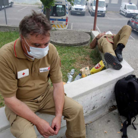 Personal de la Cruz Roja de Portugal descansa en la localidad de Figueiro dos Vinhos. | MIGUEL VIDAL (REUTERS)
