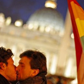 Una pareja de gays se besa frente al Vaticano.