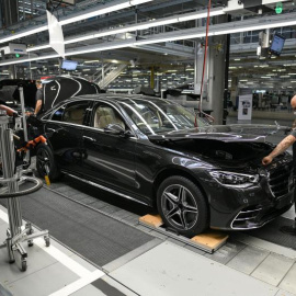 Trabajadores de una factoría de Mercedes en Sindelfingen, Alemania / EFE
