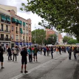 Concentración este domingo en los alrededores de la plaza de Legazpi para protestar contra las restricciones de movilidad decretadas por el Gobierno de Isabel Díaz Ayuso a partir del próximo lunes para frenar la pandemia en Madrid/ EFE