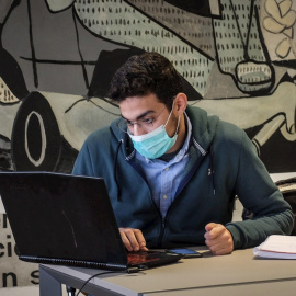 Un estudiante de Milán viste mascarilla en su centro de estudios | EFE