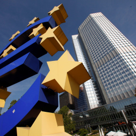 Un logo enorme del 'euro' a las puertas del Banco Central Europeo en Frankfurt.REUTERS