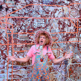 El artista plástico Grayson Perry presenta su último hallazgo creativo en la galería Victoria Miro de Londres.- REUTERS