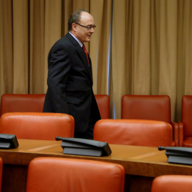 El gobernador del Banco de España, Luis María Linde, poco antes de su comparecencia ante en la Comisión de Economía del Congreso para presentar el informe Anual del Banco de España.EFE/Sergio Barrenechea