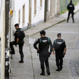 Agentes de la Guardia Civil durante un registro realizado hoy en Santiago de Compostela, en el marco de una operación llevada a cabo contra la Resistencia Galega. EFE/Óscar Corral