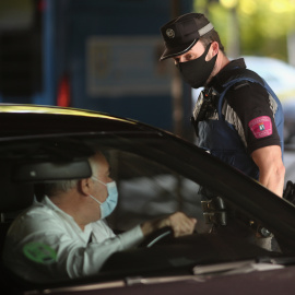 Controles por las reestricciones por covid-19 en el distrito de Puente de Vallecas. / EUROPA PRESS