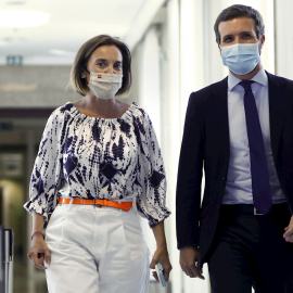 La portavoz del grupo popular en el Congreso, Cuca Gamarra , y el líder del PP, Pablo Casado (d), tras su participación en la sesión de la Diputación Permanente celebrada este martes en el Congreso. EFE/Mariscal