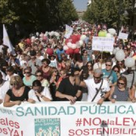 Miles de manifiestantes piden en Granada "una sanidad pública y digna"