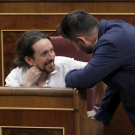 El secretario general de Podemos, Pablo Iglesias (i), conversa con el diputado de ERC Gabriel Rufián durante el pleno del Congreso que se celebra esta tarde. EFE/Chema Moya