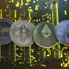 Representación de las principales monedas virtuales (Ripple, Bitcoin, Ethereum y Litecoin), sobre una placa base de PC. REUTERS / Dado Ruvic (Ilustracion)