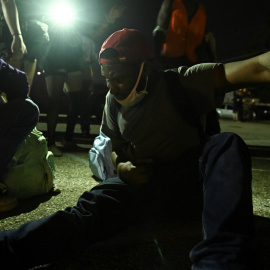 Fotografía tomada durante las protestas en Kenosha (Wisconsin) después de que Jacob Blake recibiese siete disparos de un policía. / REUTERS