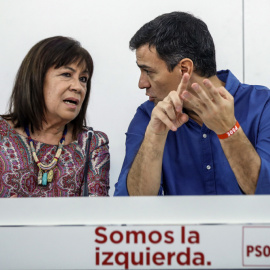 El secretario general del PSOE, Pedro Sánchez, conversa con la presidenta del partido,Cristina Narbona, durante la primera reunión de la nueva Ejecutiva Federal socialista elegida en el 39 Congreso.EFE/Emilio Naranjo