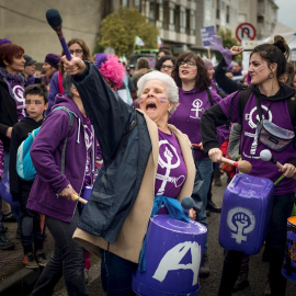 01/03/2020.- Varias mujeres participan en una marcha feminista, previa al 8M, para poner en valor al papel de las mujeres en la reapertura del paritorio de Verín, Orense. / EFE - BRAIS LORENZO