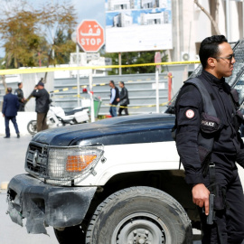 Un oficial de policía está de guardia en la zona del ataque suicida producido cerca de la embajada de Estados Unidos en Túnez. /Reuters