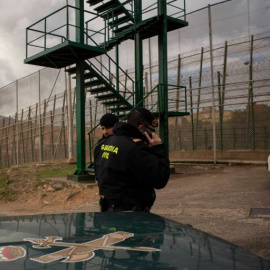 Guàrdies civils patrullen a la tanca frontererea entre Melilla i el Marroc. FOTO: Jairo Vargas