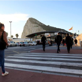 Trabajadores andaluces a punto de cruzar la verja para ir a trabajar en Gibraltar. (Foto: Efe)