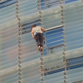Un hombre escala la Torre Glòries sin cuerdas de seguridad y descalzo. / CAPTURA - BETEVÉ