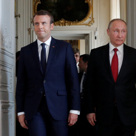 El presidente francés, Emmanuel Macron (i), y su homólogo ruso, Vladimir Putin (d), caminan por el Palacio de Versalles durante una reunión con motivo de una exposición que conmemora 300 años de relaciones diplomáticas entre ambos países REUTERS/Ph