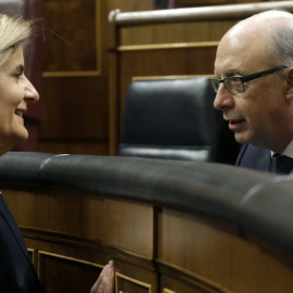La ministra de Empleo y Seguridad Social, Fátima Báñez (i), conversa con el ministro de Hacienda, Cristóbal Montoro. EFE