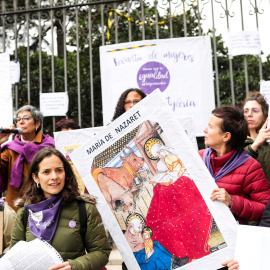 La plataforma Revuelta de Mujeres en la Iglesia se concentra junto a la catedral de la Almudena, en Madrid (España) a 1 de marzo de 2020. EUROPA PRESS.