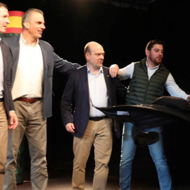 Una activista de Femen (d) interrumpe la intervención del secretario general de Vox, Javier Ortega Smith (2ºi), en un acto público en Zaragoza.- EFE/Javier Cebollada