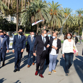 El president de la Generalitat, Quim Torra, al passeig Lluís Companys, acompanyat d'altres autoritats, dirigint-se a declarar al TSJC. Pol Solà | ACN