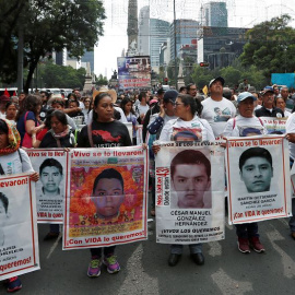 Marcha de personas para conmemorar el quinto año de la desaparición de los 43 estudiantes de la Facultad de Formación de Maestros de Ayotzinapa, en la Ciudad de México. / Reuters