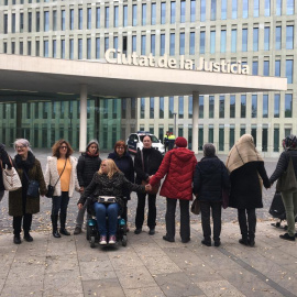 Silvia A.M. entrega a sus hijos.