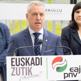 El lehendakari y candidato a la reelección por el PNV, Iñigo Urkullu (d), y la también candidata alavesa Jone Berriozabal (d), participan en un acto electoral centrado en la infancia y juventud. EFE/Adrián Ruiz de Hierro.