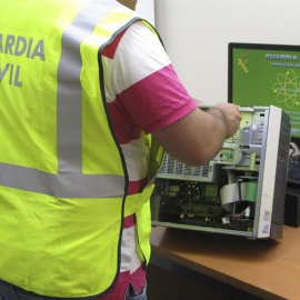 Fotografía facilitada por la Guardia Civil que ha detenido a cinco alumnos e investigado a otras diez personas, entre ellos una profesora, por presuntamente piratear el correo electrónico de los docentes de un instituto de A Estrada (Pontevedra). | EFE