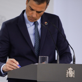 El presidente del Gobierno, Pedro Sánchez, toma nota de las preguntas en una rueda de prensa en el Palacio de la Moncloa. E.P./R.Rubio/POOL