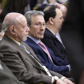 El expresidente de Fórum Filatélico, Francisco Briones (en el centro, con gafas), durante el juicio civil, que quedó visto para sentencia el pasado abril, nueve años después de su intervención. EFE