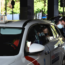 21/09/2020 Efectivos de la Policía Local realizan controles este lunes en Puente de Vallecas. EFE/Víctor Lerena
