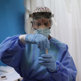 27/08/2020.- Sanitarios trabajan en el dispositivo instalado por la Comunidad de Madrid en el Centro de Especialidades El Arroyo de Fuenlabrada para la realización de pruebas PCR en población de entre 15 y 49 años, para la detección precoz de COVID-19