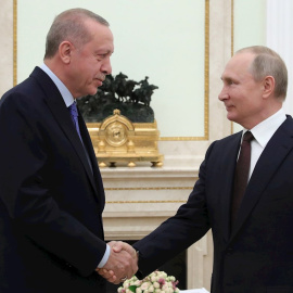 05/03/2020 - El presidente ruso Vladimir Putin y su homólogo turco Recep Tayyip Erdogan durante una reunión. / EFE