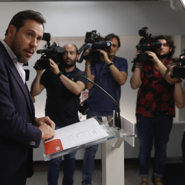 El nuevo portavoz de la ejecutiva del PSOE, Óscar Puente, durante la rueda de prensa posterior a la primera reunión de la Ejecutiva surgida del 39 Congreso Federal. EFE/Emilio Naranjo