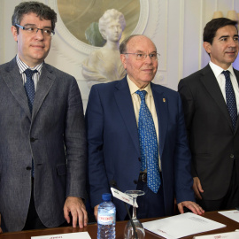 El ministro de Energia, Álvaro Nadal, junto al rector de la UIMP, César Nombela, y al consejero delegado del BBVA, Carlos Torres Vila, en el curso "La cuarta revolución. ¿Cómo afecta la agenda digital a la economía y a la industria?". EFE/Pedro Puen