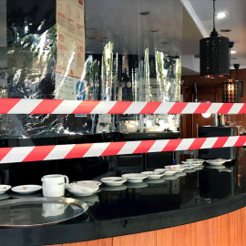 21/09/2020.- Vista de las cintas que advierten de que la barra de la cafetería del hostal Don Pedro, al lado de hospital Gomez Ulla, en el barrio de Vista Alegre, ha sido clausurada este lunes como medida de prevención contra el coronavirus. / EFE
