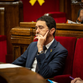 24.07.19 /  El conseller de Territorio y Sostenibilidad de la Generalitat, Damià Calvet, durante una sesión del pleno del Parlament de Catalunya. / David Zorrakino Europa Press