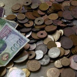 Los billetes y monedas de peseta pendientes de ser cambiados dieciocho años después de quedar fuera de circulación equivalen al presupuesto estatal de becas e incentivos al estudio para un año. | EFE